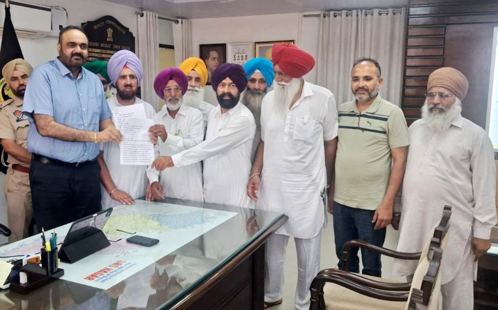 Following the call of Samyukt Kisan Morcha a memorandum was submitted to the Prime Minister and Chief Minister after a protest outside the DC office